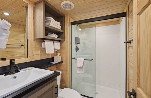 Page Cabin | Cozy Tiny Home 2 King Room Sleeps 4