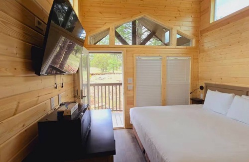 Page Cabin | Cozy Tiny Home King Room #14B