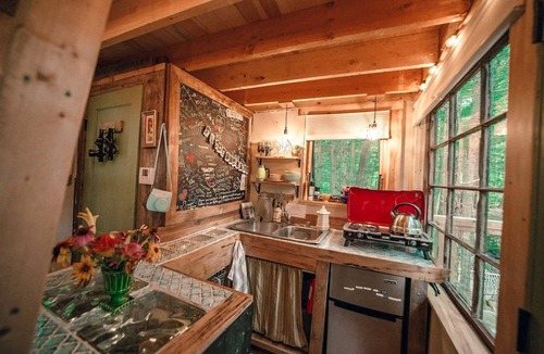 Hardwick RV Rental | Cozy Treehouse with Sauna in Hardwick, VT