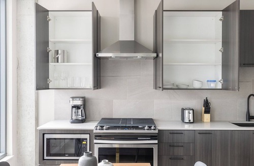West Loop Apartment | Cozy West Loop Studio w/Pool, Gym, nr. Restaurant Row, by Blueground