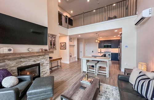 North Conway Condo | Cranmore Escape | Modern, Walk to Town, Pool!