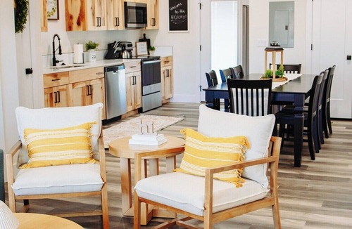 McCammon House | Creekside Cabins Hickory, Stay w views, near Lava