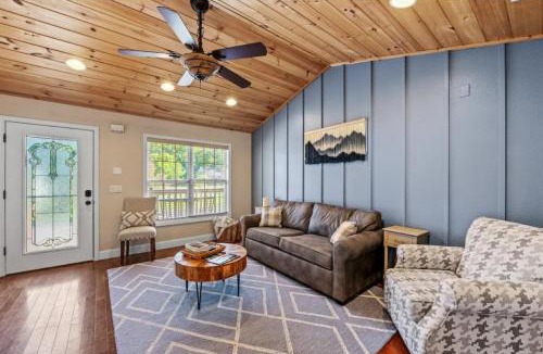 Sevierville House | Creekside Cottage! 3BR-3BA, Every Bedroom with Private Bath!Hot Tub! Pigeon Forge