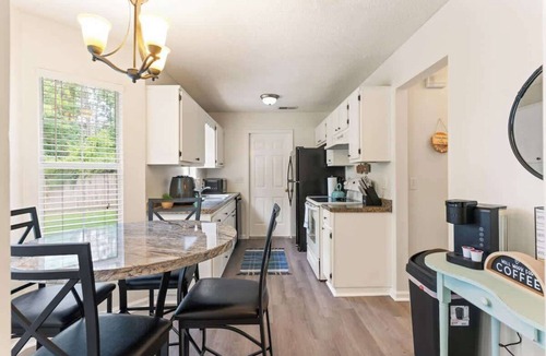 Brunswick House | Creekside Hideaway