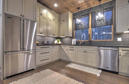 Epworth House | Creekside Mountain Manor|Luxury|Pool|Creek Access