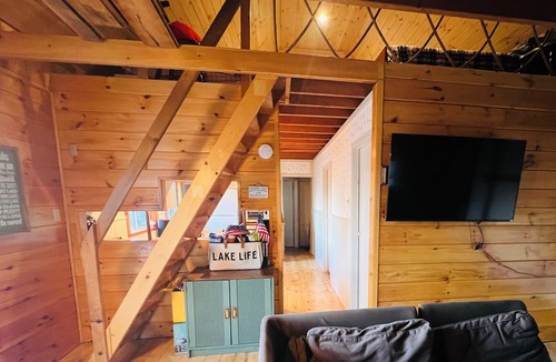 Harrison Cabin | Crystal Lake Camp Getaway – 3BR with Bunk Room & Private Lake Access