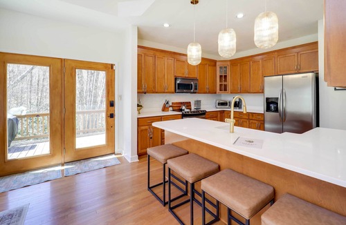 Beech Mountain Cabin | Deck + Scenic Views: Beech Mtn Group Getaway
