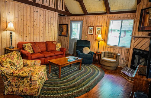 Pine Mountain Cabin | Delightful Pet friendly chalet steps away from Lake Innsbruck