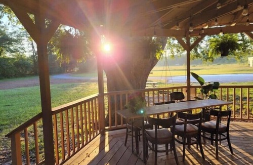 Laceys Spring Apartment | Delightful room inside Rural Tea Factory!