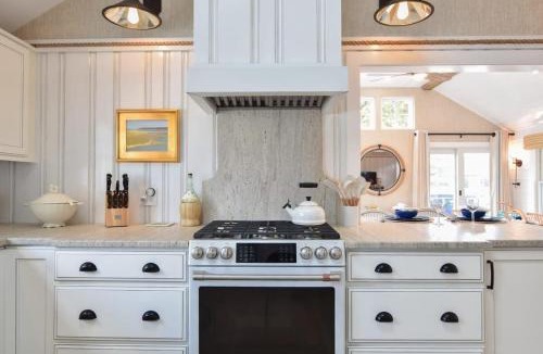 Northwest Harwich House | Designed for vacation Easy 0 3 mi walk to Grey Neck Beach
