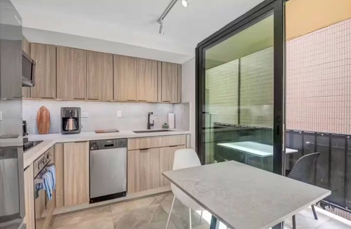 Waikiki Hotel | Designer Studio Full Kitchen Steps to Beach