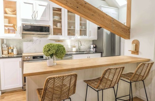 Wilton Apartment | Designer Treehouse with Spa Bath