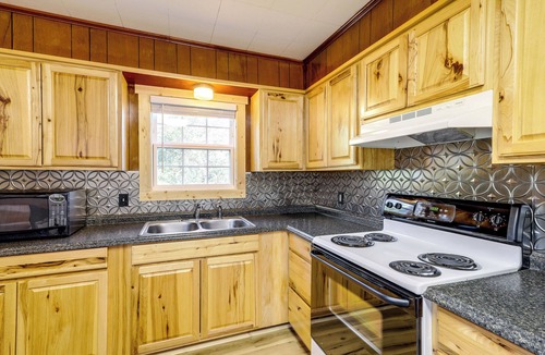Greers Ferry Cabin | Devil’s Fork Resort Cabin w/Designated Boat Slip!