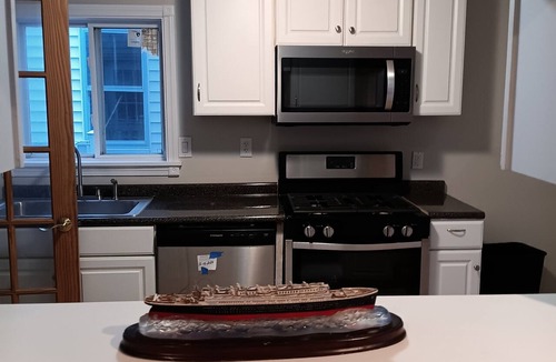 Hull Condo | DIRECT OCEAN VIEWS 36 FT DECK Spacious 4-bedroom condo in superb Hull with AC