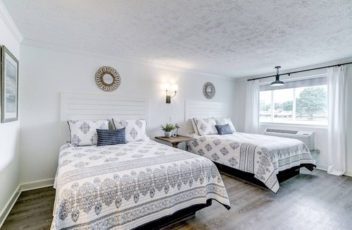 Deltaville House | Dockside Inn