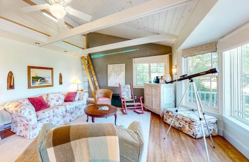 Tenants Harbor House | Dog-friendly bayfront home close to Rockland with water view - snowbirds welcome