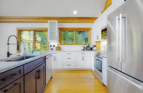 Jackson House | Dog-friendly home with Mt. Washington view, firepit, WiFi, & deck