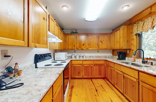 Culberson Cabin | Dog-friendly mountain view home with multi-levels and large deck