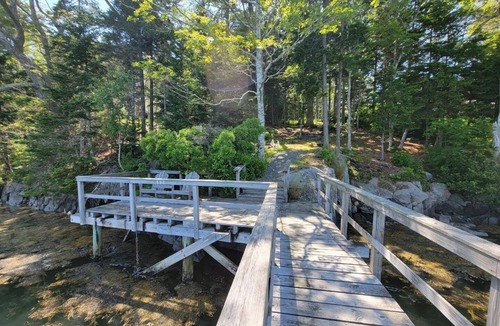 East Boothbay House | Ebb And Flow: Spacious 4-bedroom cabin in Boothbay with stunning waterfront views.