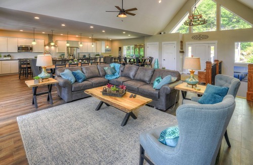 La Follette House | Emerald View Lodge, 10 BR, 12BA, Theater Rm, Sleeps 36