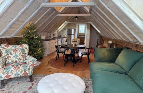 East Dover House | Enchanting barn in E Dover with 50 mile view