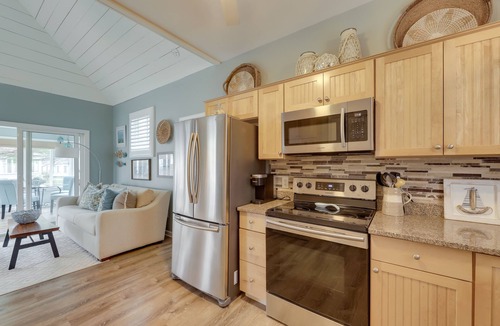 Wells Cottage | Endless Summer Beach Escape - 1 Mi to Moody Beach