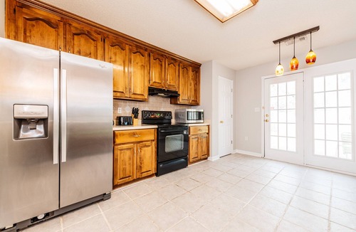 Warner Robins House | Enjoy the Creature Comforts House/King Bed/Pet Friendly