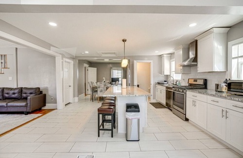 Lynn House | Entire Private home 3BDS 1 and half BTHS/Pet Friendly with fee