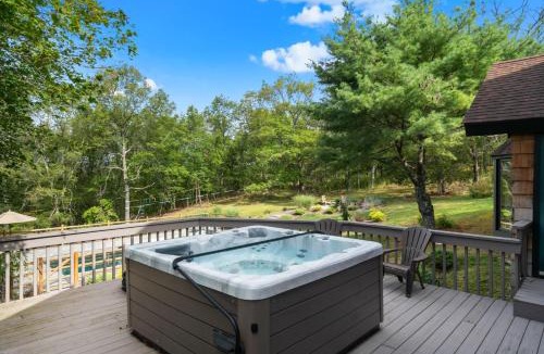 Lagrangeville House | ESKape Manor - Great Views Hot Tub & Fun Amenities