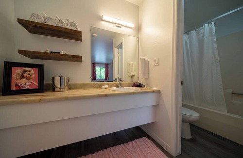 Eureka Springs Historic District Resort | Everything is better in PINK!