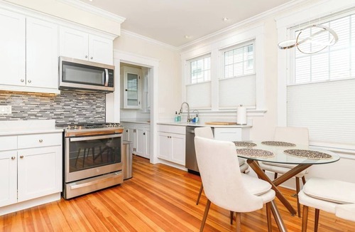 West New Haven Apartment | Experience a comfortable New Haven stay in this thoughtfully designed space. With easy access to downtown, Yale, and local hotspots, it’s the ideal home base for both business and leisure travelers.
