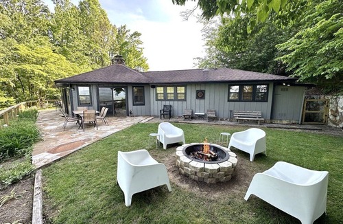 Bryson City House | Experience breathtaking mountain views at Smokey Vista Lodge