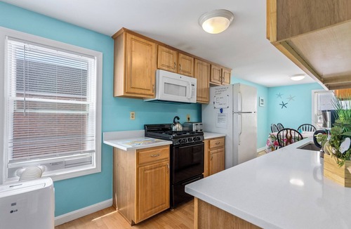 Hampton Apartment | Few short steps to the sandy beach. Hampton Hideaway #2. Must SEE!