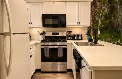 Killington Condo | FirBear- AC, Pool, Hot Tub, Sauna, Tennis, Gym