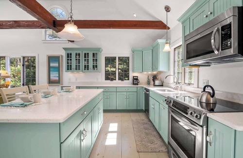 East Harwich House | Fire Pit, Sun Room, Central AC, and Games!