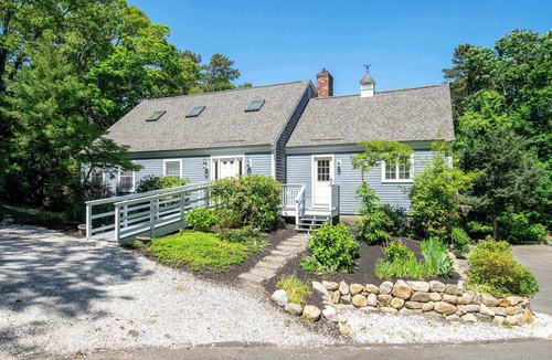 East Harwich House | Fire Pit, Sun Room, Central AC, and Games!