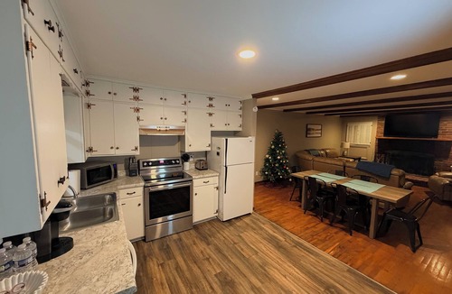 Eddyville House | Firepit + Master Suite + Seasonal Lake Views