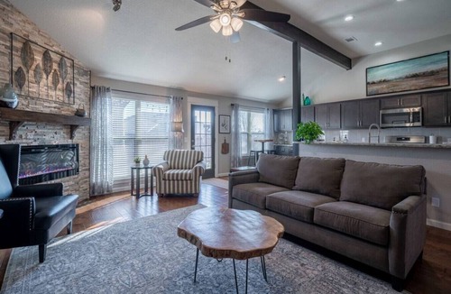 Edmond House | Fox Hunt · Modern, Updated Home · Pet-Friendly