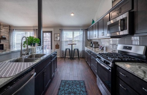 Edmond House | Fox Hunt · Modern, Updated Home · Pet-Friendly