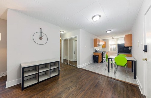 Kenwood Apartment | FRONTDESK Spacious 3 BR Apt near Jackson Park