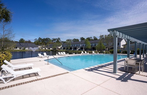 Epworth Acres House | Fully Stocked Kitchen | Golf Cart | Bikes | Beach Gear | Large Master Suite | Pool | Screen Porch