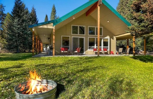 Cascade Cabin | Fun Modern Cabin Near Clear Creek Station