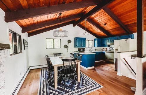 Bartlett Ski Chalet | Gas fireplace + stargazing deck 4 mins from skiing