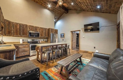 Coram Condo | GNP Explorers Stay Here–2bd/1ba K/Q Bed-7mi To GNP