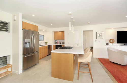 Waikiki Condo | Gorgeous BEACHFRONT Condo with Fabulous Ocean Views! Fully Renovated!