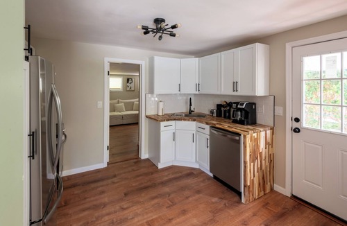 Livingston Manor House | Grateful Manor-Close to Downtown- Sauna