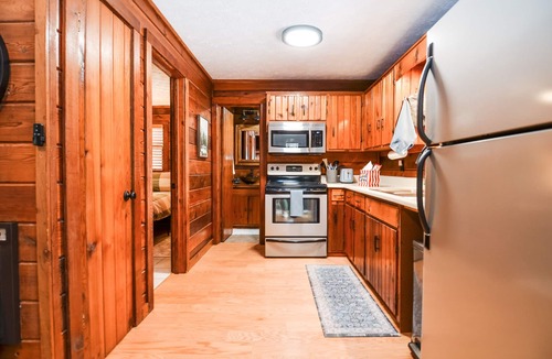 Mineral Bluff Cabin | Great for Couples, Mins to BR, 1 BR+Loft 1 BA log cabin, Hot Tub, Firepit +