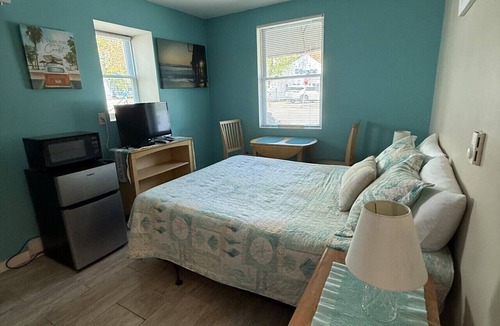 Old Orchard Beach Hotel | Ground Level Queen Studio