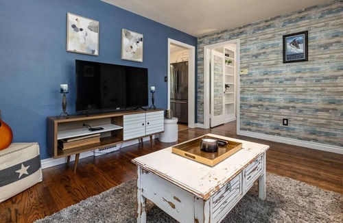 Veterans Park House | #HabitueHomes - West End Getaway