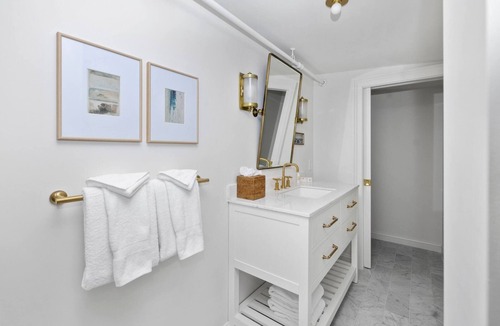 Kennebunkport Hotel | Hackenberg King with Seating Area at Kennebunkport Inn, Free Breakfast